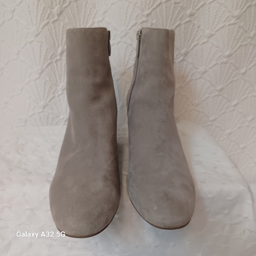 Franco Sarto Women Size 7.5 Light Gray Suede Heeled Boots look at the photos, - Picture 10 of 15